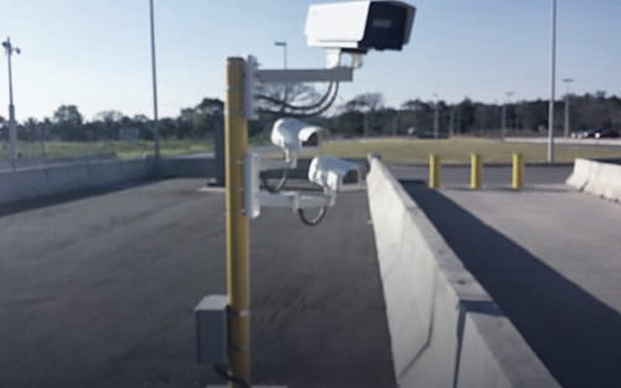 Poste con cámaras LPR en acceso vehicular